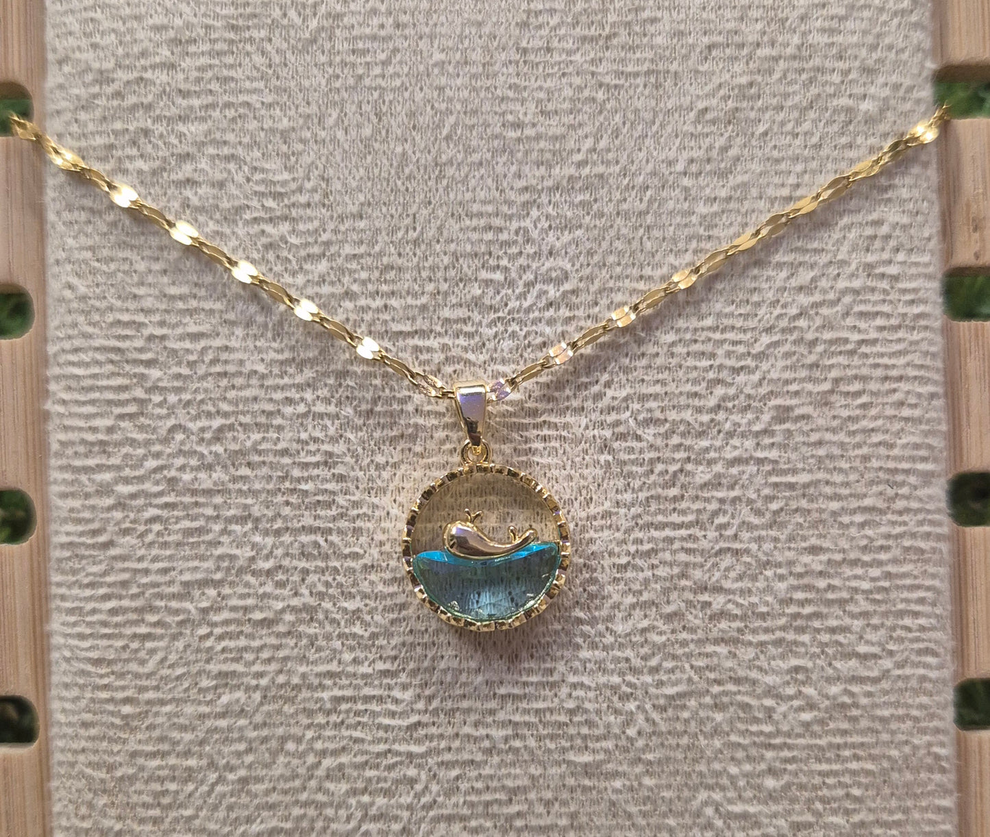 Collier en acier inoxydable Baleine sur eau bleu clair